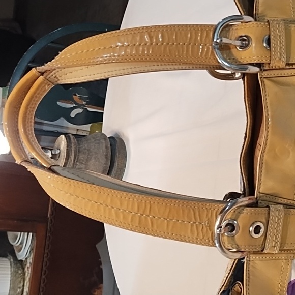 Coach GuC Stylish Multicolor Women's Handbag Color transfer on patent leather - Picture 8 of 13